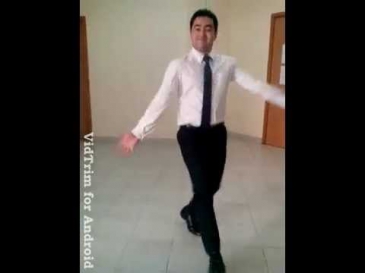 Узбек танцует лезгинку.