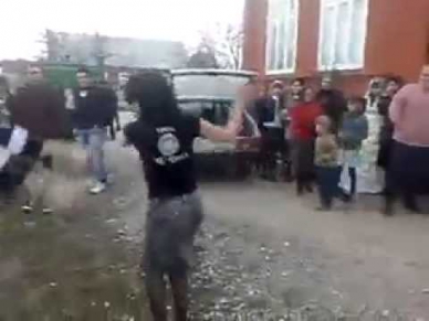 Киз угил бола билан раксда беллашмокчи эди аммо йикилди