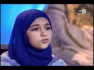 Мусульманка красиво читает Коран..