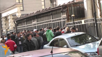 Uzbek "Ўзбек элчихонаси эшигида" — Москва