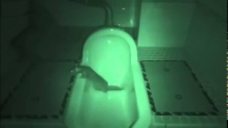 Съемка скрытой камерой ночью в туалете