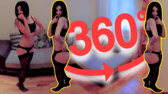 360 видео Девушка в прятки в виртуальной реальности с большим VR гарнитурой