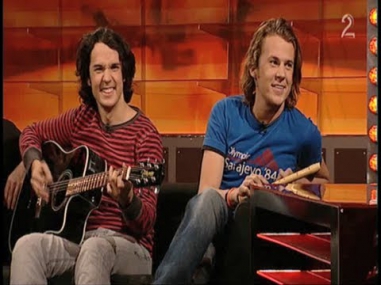 Ylvis på Senkveld lager sanger på sparket