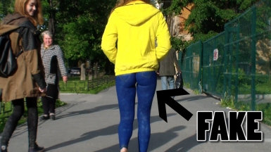Девушка в одних трусиках ходит по городу