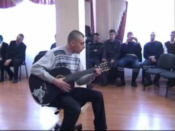 есть красивая одна девушка на земле (песня под гитару)