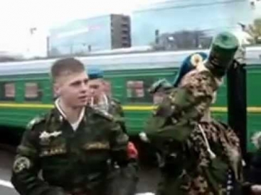 Девченка дождалась парня из армии)))так класно!.