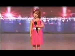Bu 4 yoshli qiz chiroyli ovoz bilan butun tinglovchilarni hayratga