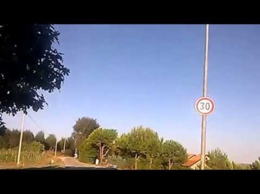 A qiz va bir butaning orqasiga bir bola bo'lgan jinsiy aloqa