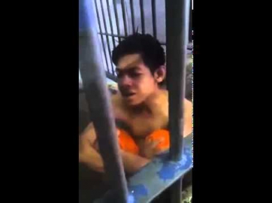 Молодой парень читает Коран в тюрьме - удивительный голос!
