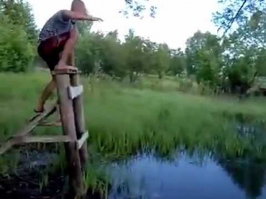 Пьяный перец упал головой в болото