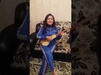 комуз менен ырдап конул ачкан сулуу кыз !!!2017