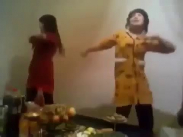 Uzbek qizlari yangi raqslari bilan (new video) 2015