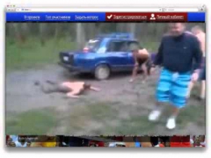 скользкий тип, чувак толкал машину и упал в грязь