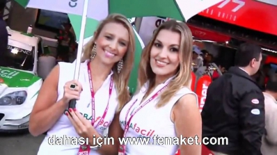 Moto GP de Şemsiye Tutan Seksi Kızlar