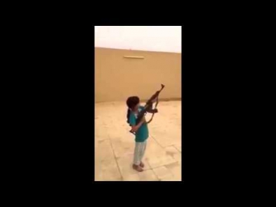 10-летние девочки и АК 47 Не Смешайте
