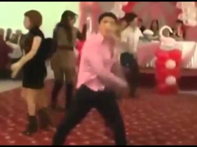 UZBEK TUYIDAGI SHARMANDA RAQS YEGIT va QIZ