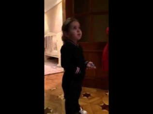Bolaga otasi so'kishni o'rgatib qo'ydi bilmasdan ))