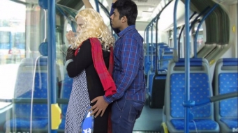 (18+) Bakida avtobusda ehtirasli anlar